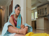 Las hindúes hacen las pajas usando las manos y los pies - Pajas