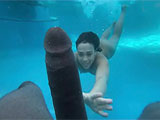 Haciendo guarradas con su novio dentro de la piscina - XXX